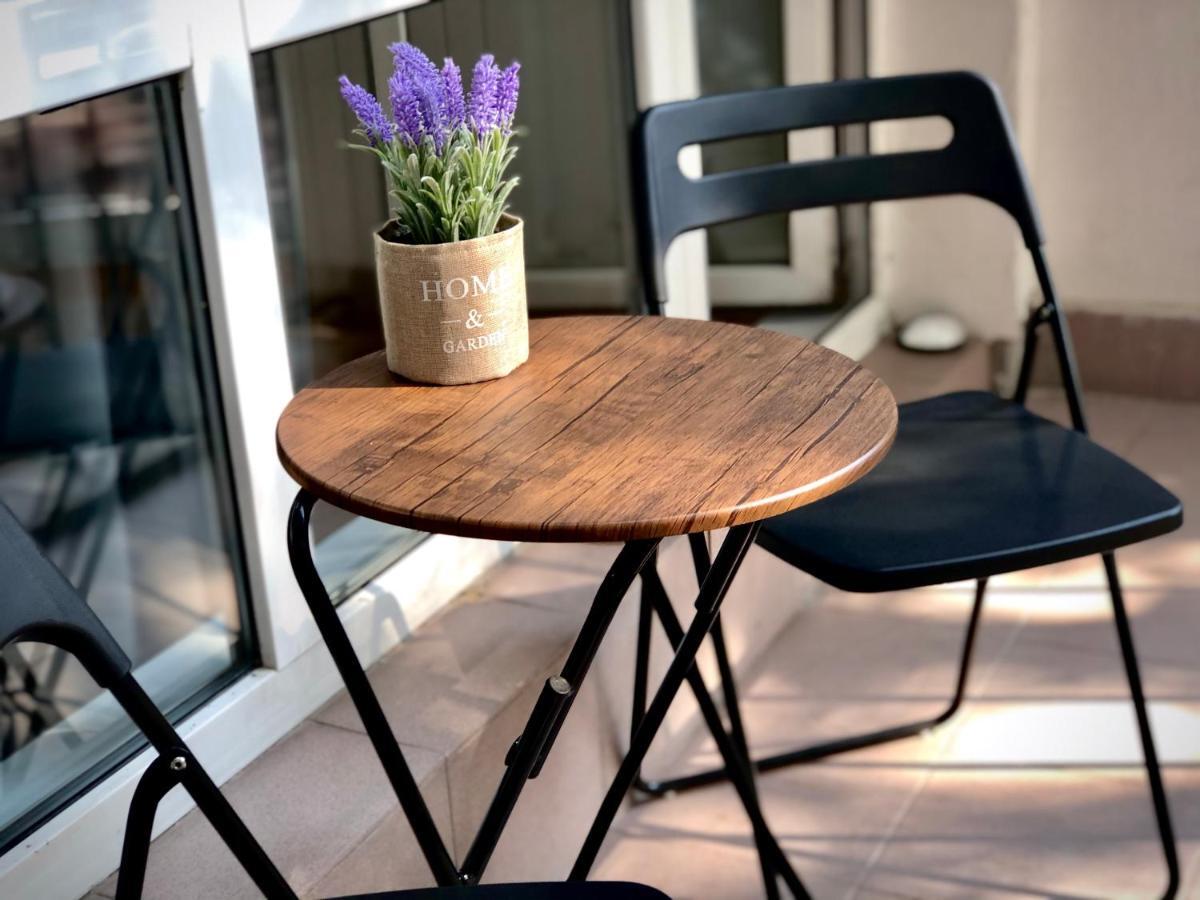 Spacious Modern Vintage Flat In The Heart Of